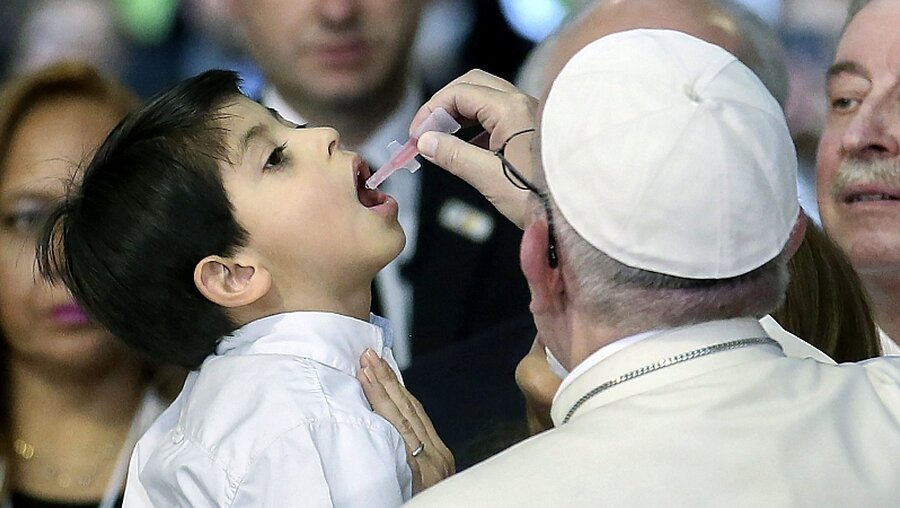 Franziskus gibt einem Jungen eine Polio-Impfung / ©  Alessandro Di Meo (dpa)