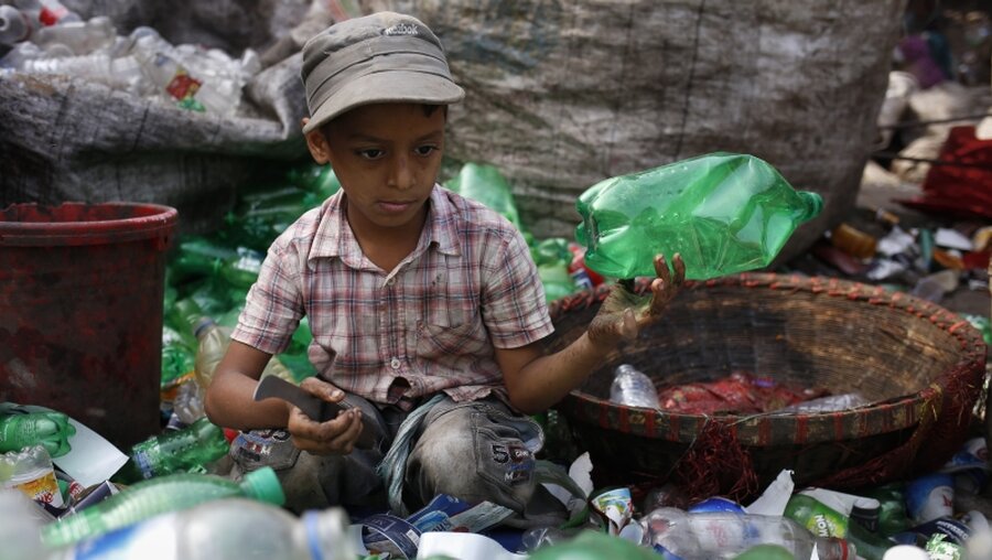 Bangladesch, Dhaka: Nur Amin sortiert Plastikflaschen in einer Recylingfabrik / © Md Mehedi Hasan (dpa)