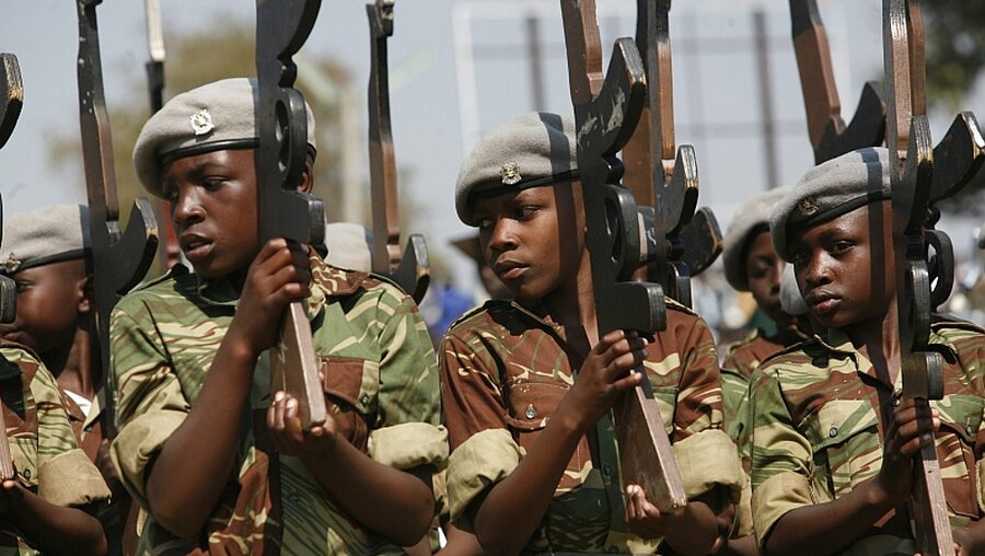 Kindersoldaten in Simbabwe / © Aaron Ufumeli (dpa)
