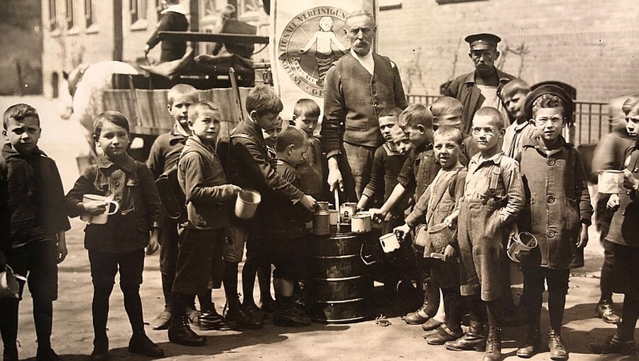 Sogenannte "Kinderspeisung" an einer Neuköllner Schule (1924) / © UISE (privat)
