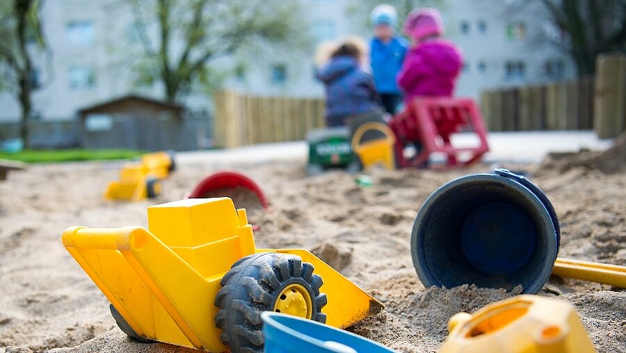 Kinder spielen im Sandkasten / © Monika Skolimowska (dpa)