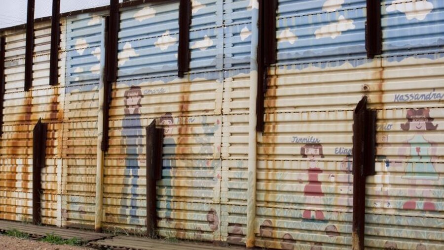 Kinderzeichnungen an der Grenze zwischen den USA und Mexiko in Arizona / © Gila Photography (shutterstock)