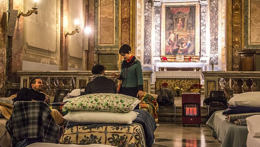 Kirche als Notunterkunft für Obdachlose / © Stefano dal Pozzolo (KNA)