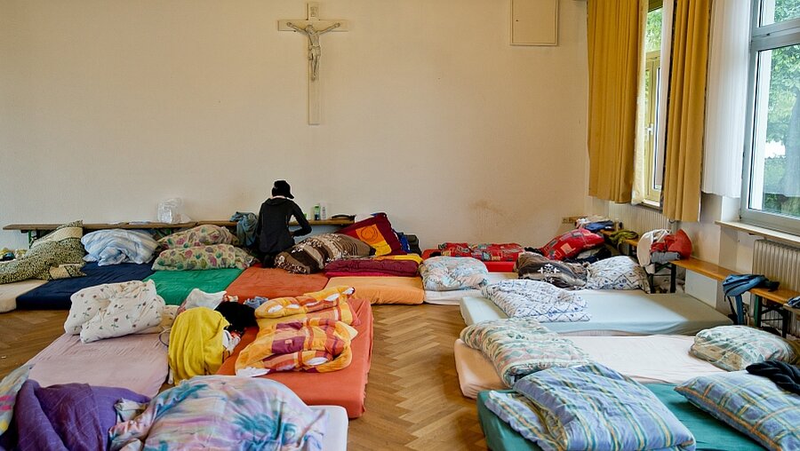 Matratzen für Flüchtlinge liegen am 12.09.14 auf dem Boden in der Pfarrei St. Otto im bayerischen Cadolzburg (dpa)