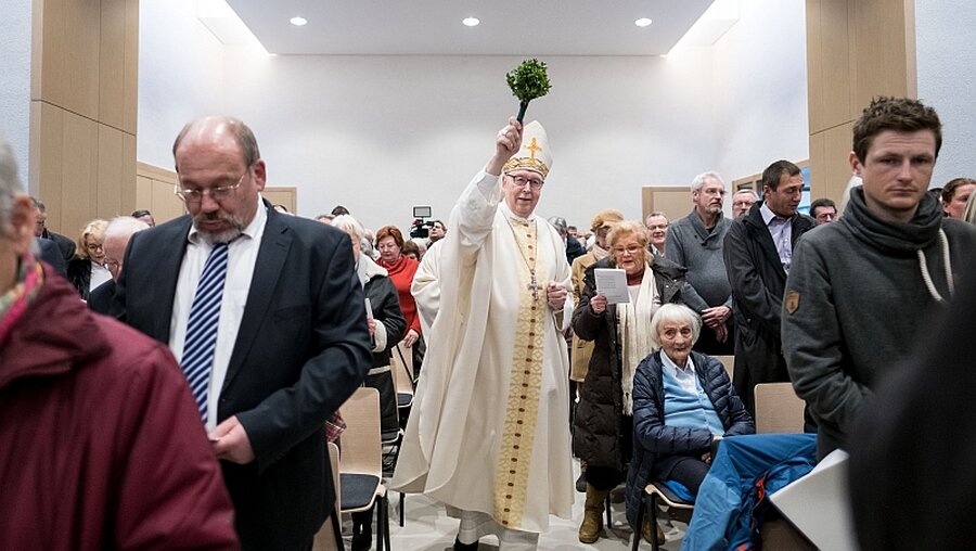 Bischof Trelle weiht Kirchenneubau in Isernhagen  / © Peter Steffen (dpa)
