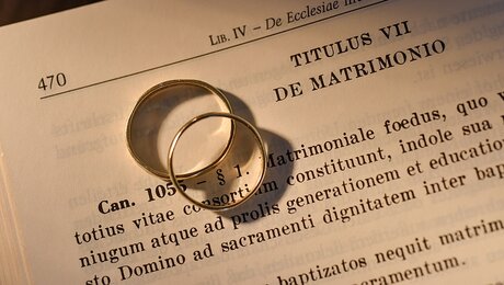 Kirchenrecht: Das Eherecht im Codex Iuris Canonici (CIC) / © Harald Oppitz (KNA)