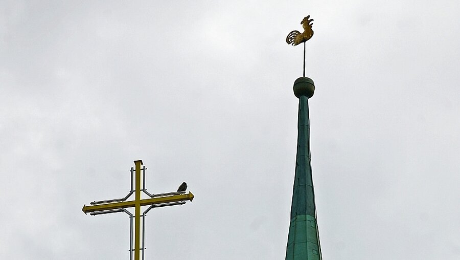 Kirchtürme mit Kreuz und Hahn / © Markus Nowak (KNA)