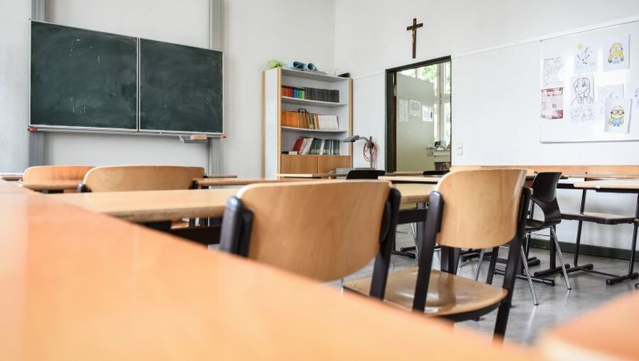 Klassenzimmer in einer katholischen Schule / © Julia Steinbrecht (KNA)