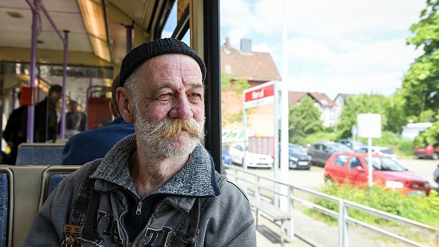 Klaus, ein Bonner Obdachloser, sitzt in einer Straßenbahn in Bonn / © Harald Oppitz (KNA)