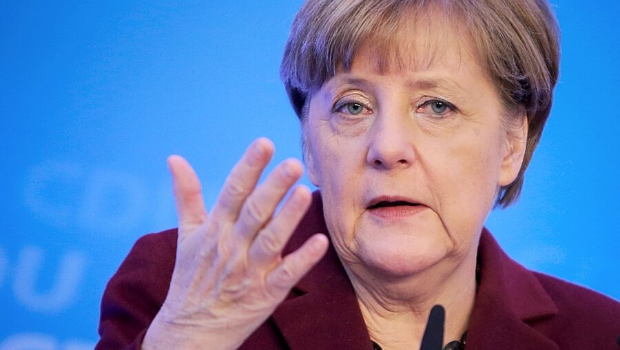 Pax christi fordert Kanzlerin Merkel zum Handeln auf (dpa)