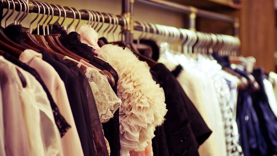 Kleidung in einem Geschäft / © Forewer (shutterstock)