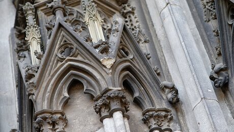 Kleine Figuren an den Portalen des Doms sind als Souvenirs bei Touristen beliebt / © Henning Kaiser (dpa)