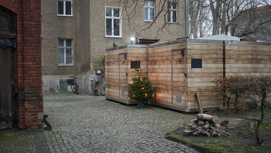 Kleine Häuser als Notunterkunft für Wohnungslose am 15. Januar 2021 auf dem Hof der Kirche Sankt Pius in Berlin / © Jannis Chavakis (KNA)