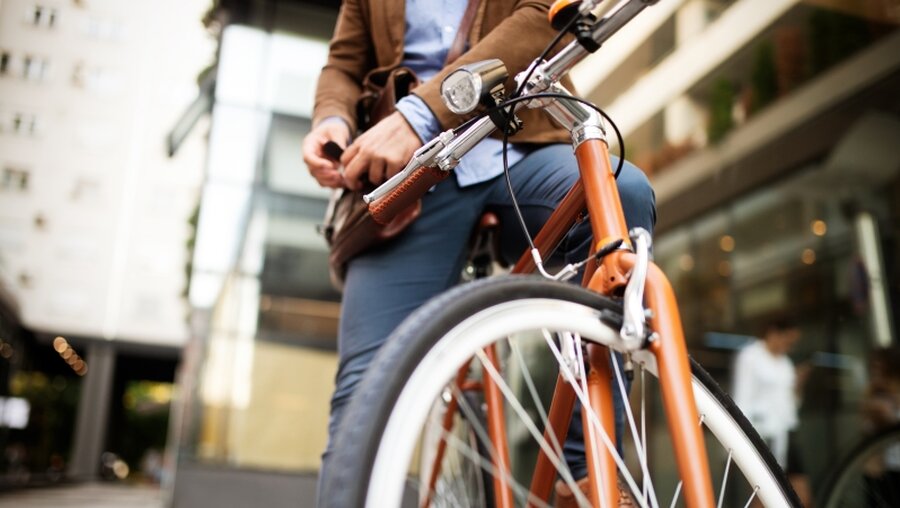 Mal mit dem Fahrrad statt mit dem Auto fahren?! / © NDAB Creativity (shutterstock)