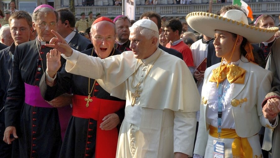 Papst Benedikt XVI. und Kardinal Joachim Meisner beim Weltjugendtag 2005 / © KNA (KNA)
