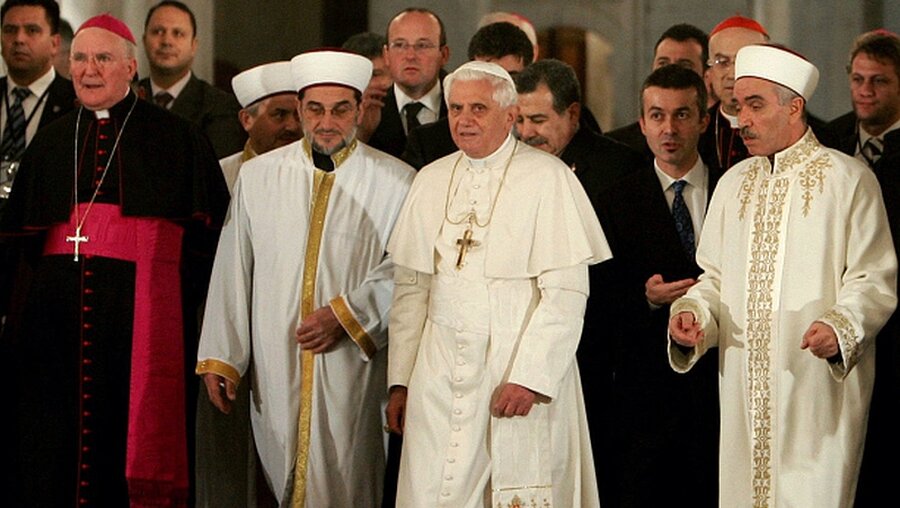 November 2006: Papst Benedikt XVI. zu Besuch in der Blauen Moschee in Istanbul  / © Patrick Hertzog (KNA)