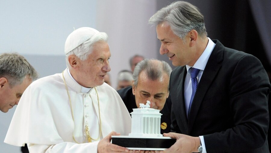 Klaus Wowereit empfängt Benedikt XVI. 2011 in Berlin (KNA)