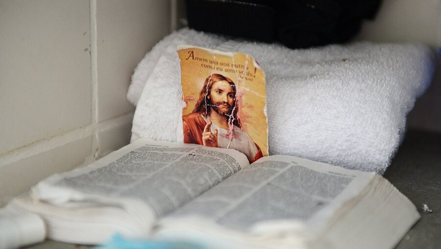 Jesus-Bild in einer Gefängniszelle / © N.N. (KNA)