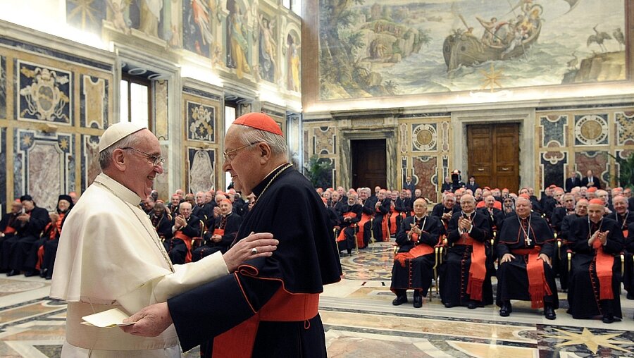 Papst Franziskus ist am 15. März 2013 in der Clementine-Halle im Vatikan mit den Kardinälen zusammen getroffen.  (KNA)