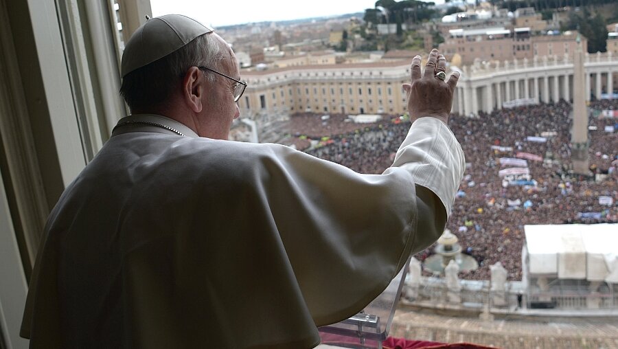 Papst Franziskus während des Angelusgebetes am 17. März 2013.  (KNA)
