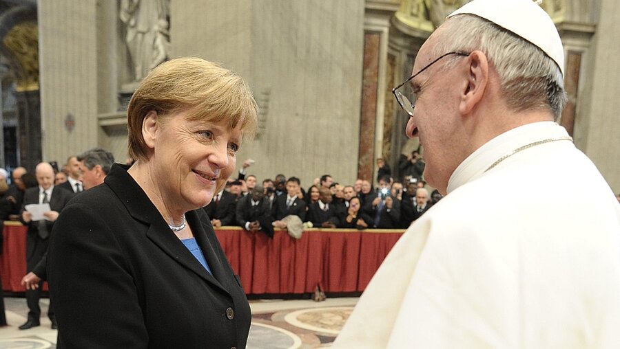 Bundeskanzlerin Angela Merkel gratuliert Papst Franziskus nach der Amtseinführung im Petersdom. (KNA)