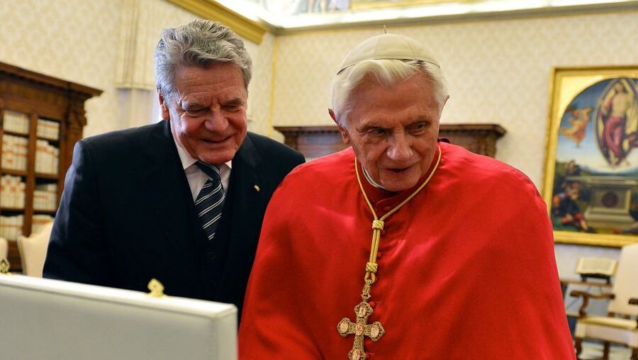 2012: Papst Benedikt empfängt Bundespräsident Gauck (KNA)