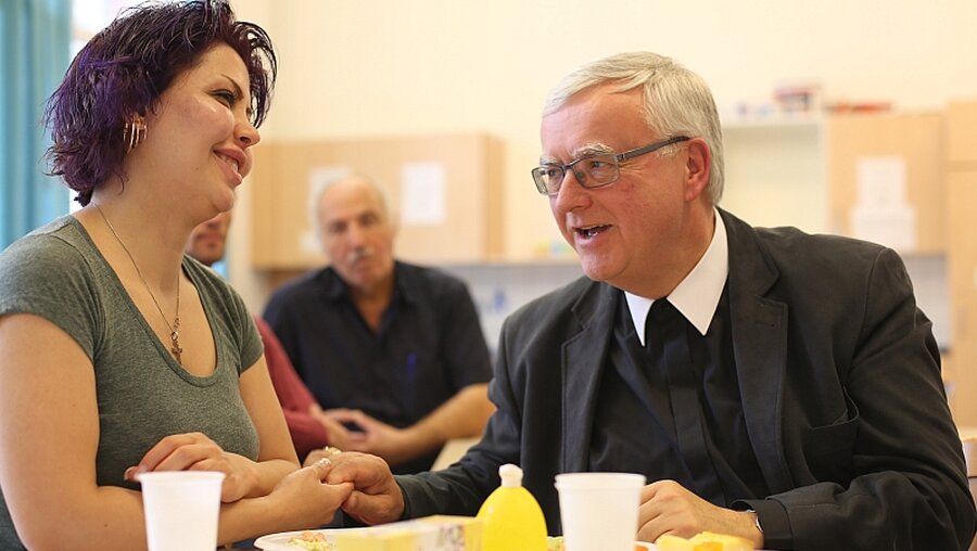 Erzbischof Koch besucht Flüchtlingsunterkunft / © Nowak (KNA)
