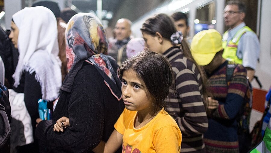 Flüchtlinge an der Drehscheibe Köln/Bonn / © Federico Gambarini (dpa)