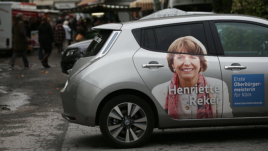 Wahlkampf-Fahrzeug von Henriette Reker / © Oliver Berg (dpa)