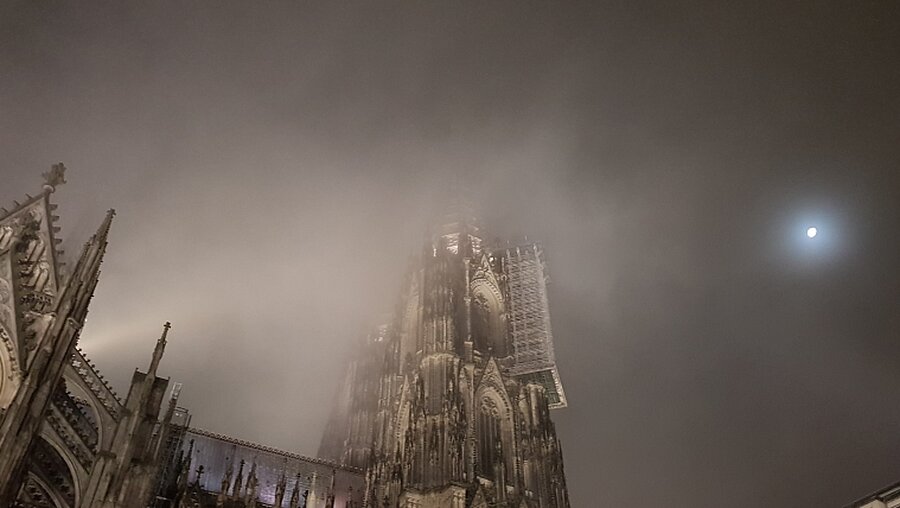 Kölner Dom im Nebel bei Mondschein / © Mathias Peter (DR)