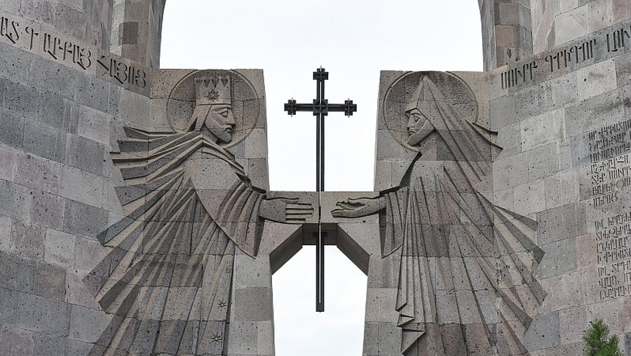 König Trdat III. und der heilige Gregor der Erleuchter (Krikor Lusarowitsch) am Ortseingang von Etschmiadsin / © Alexander Brüggemann (KNA)