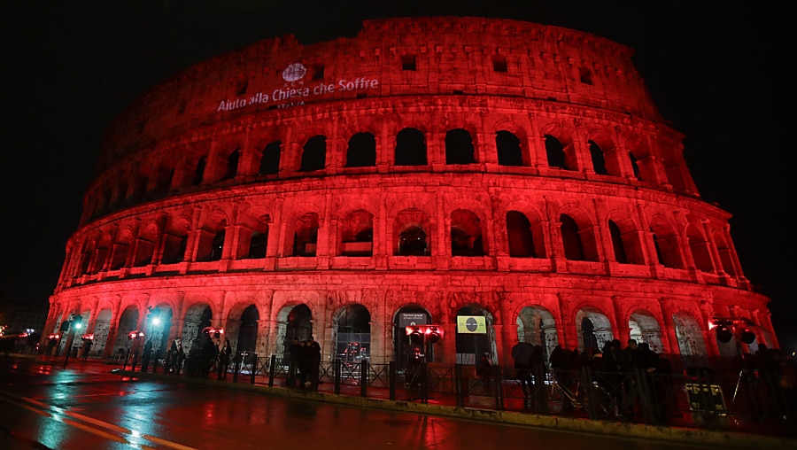 Kolosseum in Rom erstrahlt für verfolgte Christen in Rot  / © Alessandra Tarantino (dpa)