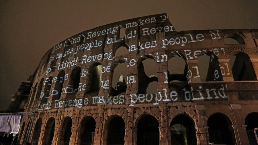 Kolosseum in Rom mit Schriftzeichen beleuchtet / © Romano Siciliani (KNA)