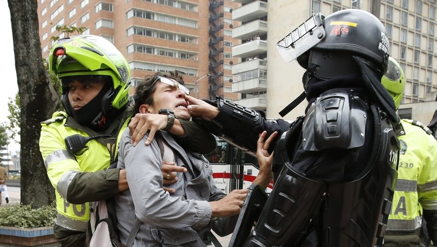 Kolumbien: Polizei verhaftet einen Mann auf der Straße / © Fernando Vergara (dpa)