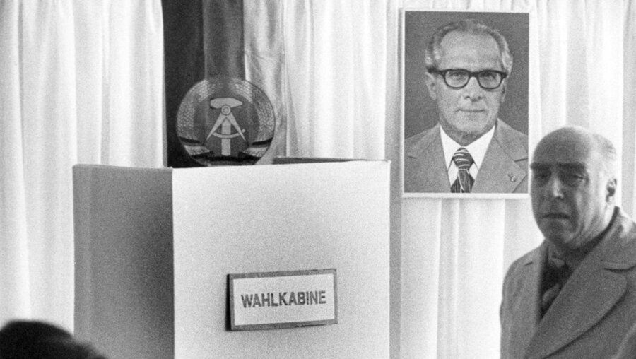 Kommunalwahl in der DDR 1989 / © Roland Holschneider (dpa)