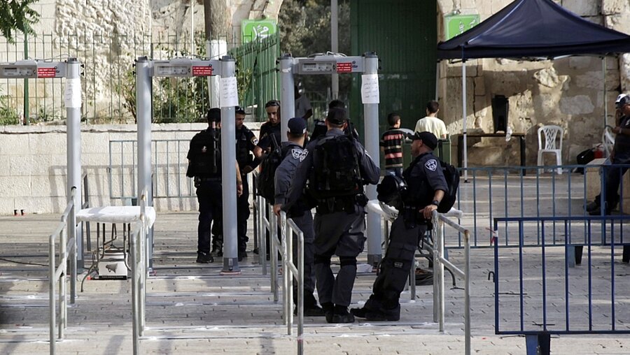 Israelische Polizisten stehen an einer Sicherheitsschranke außerhalb der Al-Aksa-Moschee in der Jerusalemer Altstadt / © Mahmoud Illean (dpa)