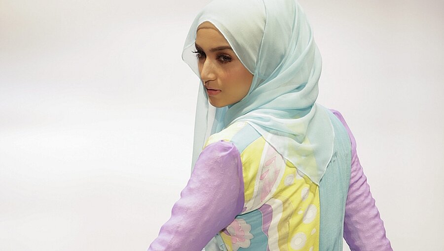 Ein Modell während des islamischen Modefestivals / © Fazry Ismail (dpa)