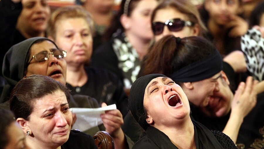 Koptische Christen trauern in Kairo um die Opfer gewalttätiger Auseinandersetzungen zwischen Christen und Muslimen (dpa)