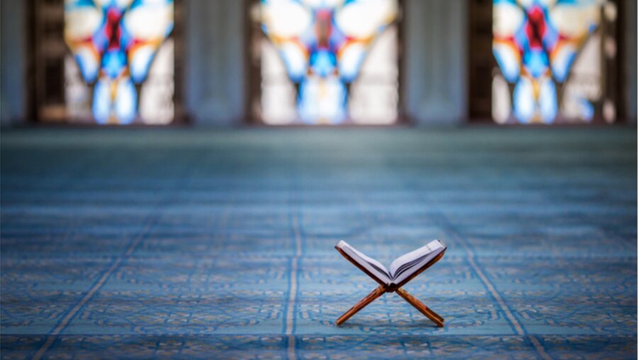 Koran in einer Moschee / © Aisylu Ahmadieva (shutterstock)
