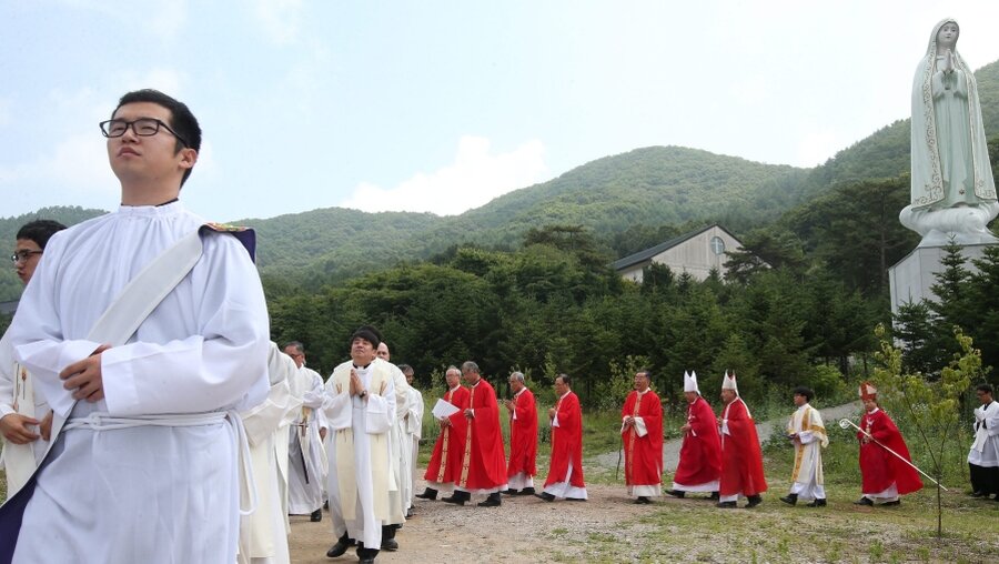 Katholische Priester in Südkorea  (dpa)