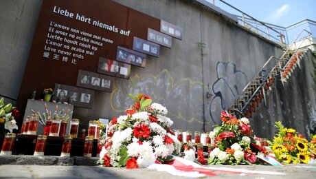 Kränze liegen vor der Gedenkstätte für die Opfer des Loveparade Unglücks / © Oliver Berg (dpa)