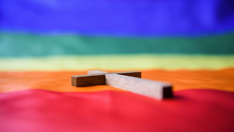 Kreuz auf Regenbogenfahne / © Julia Steinbrecht (KNA)