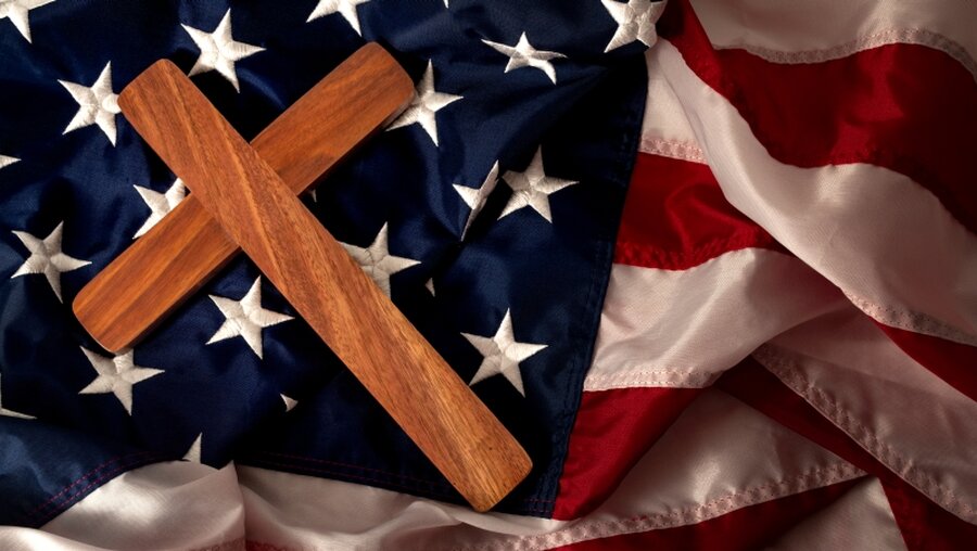 Kreuz auf us-amerikanischer Flagge / © Victor Moussa (shutterstock)
