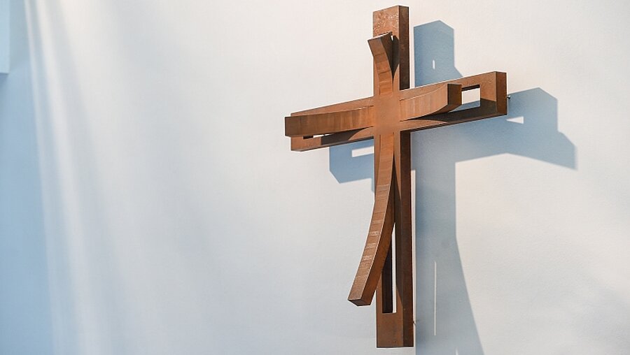 Kreuz an der Wand / © Harald Oppitz (KNA)