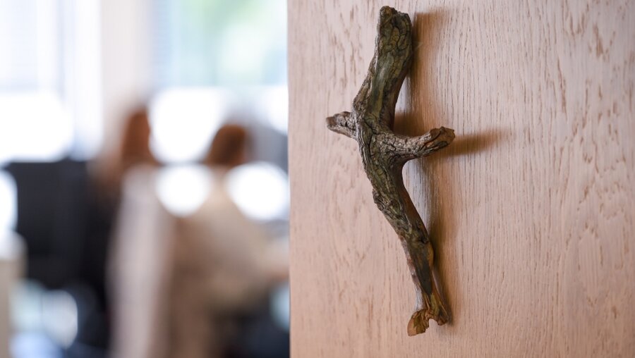 Kreuz hängt an einer Tür / ©  Harald Oppitz (KNA)