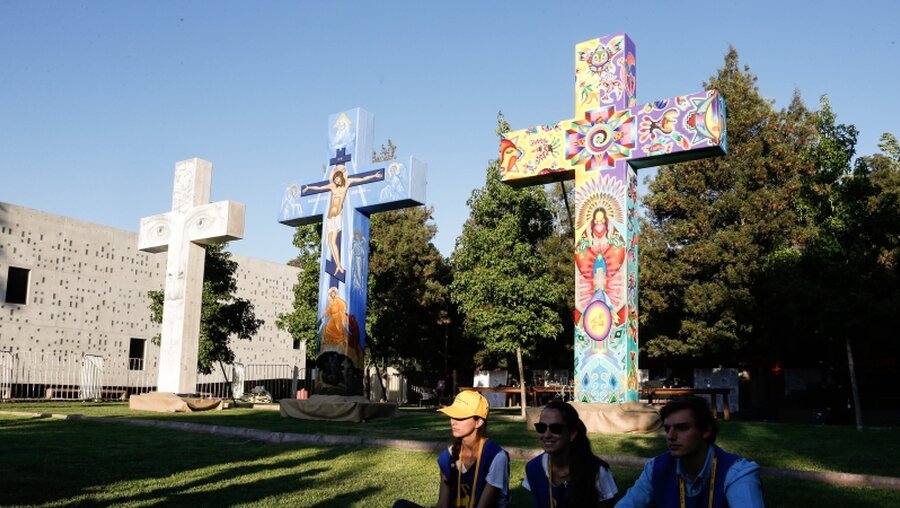 Kreuze auf dem Gelände des Heiligtums des heiligen Alberto Hurtado in Santiago de Chile / © Paul Haring (KNA)