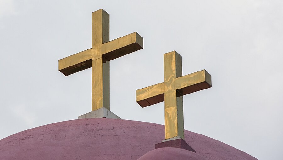 Kreuze auf den Kuppeln der griechisch-orthodoxen Kirche in Kafarnaum am See Genezareth / © Elisabeth Schomaker (KNA)