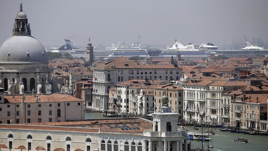 Kreuzfahrtschiff vor Venedig / © Luca Bruno (dpa)