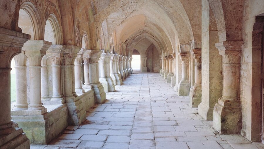 Kreuzgang der Abtei Fontenay / © Richard Boutin (KNA)