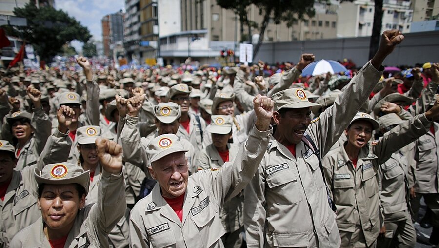 Venezolanische Soldaten  bei einer "antiimperialistischen" Demonstration / © Ariana Cubillos (dpa)